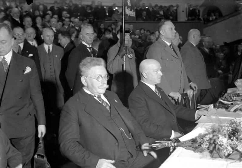 Theodor Duesterberg (rechts) mit Hugenberg im Sportpalast, Reichspräsidentenwahl 1932 Bundesarchiv, Bild 102-13191 / CC-BY-SA