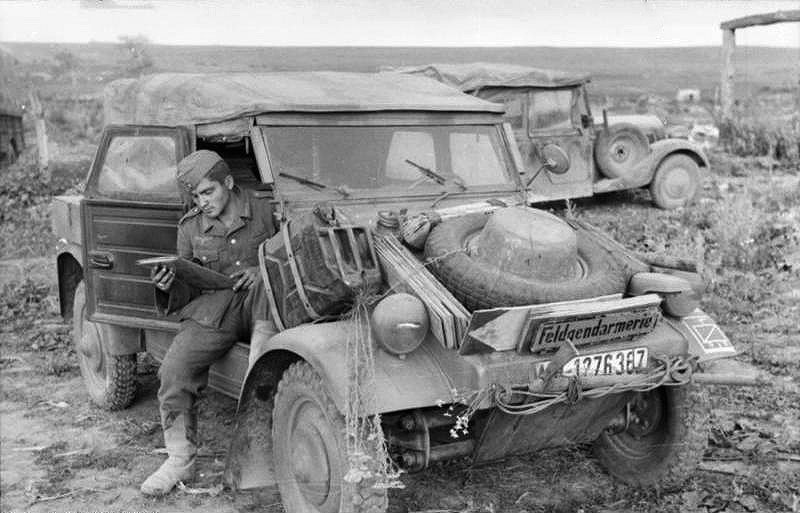 Kübelwagen VW 82 der Wehrmacht während des Unternehmens Zitadelle im Juni 1943.